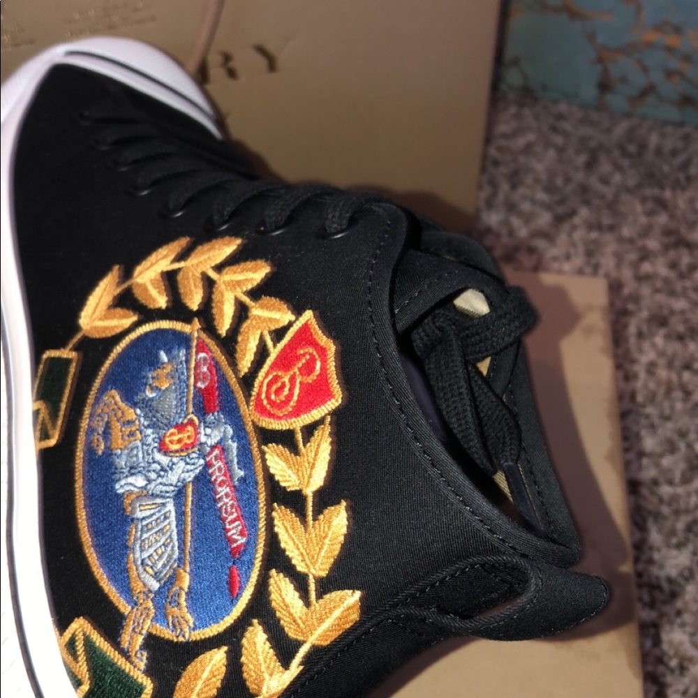 Selling my new Burberry sneakers never been worn - Picture 2 of 6
